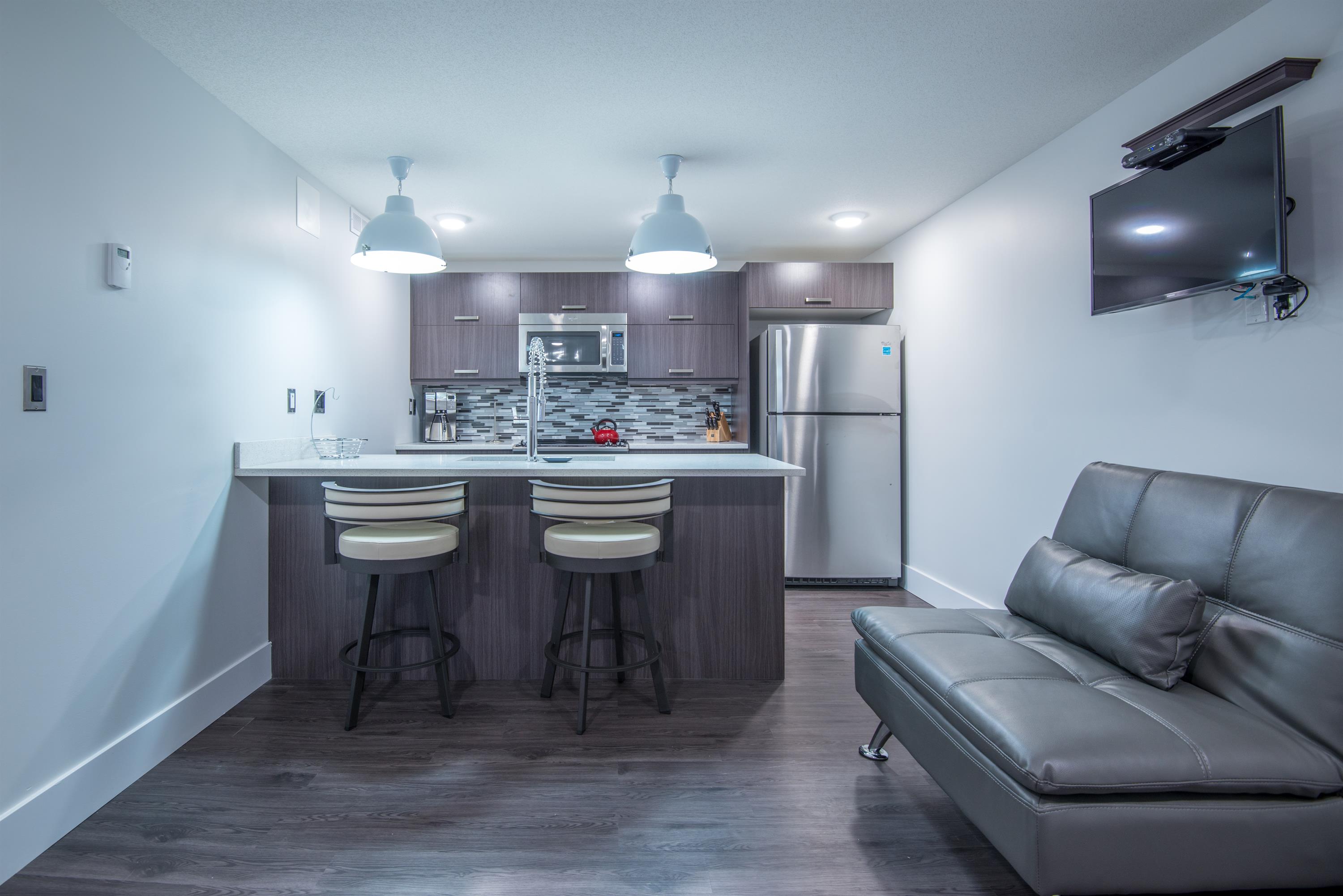 1174B Spadina Cres E